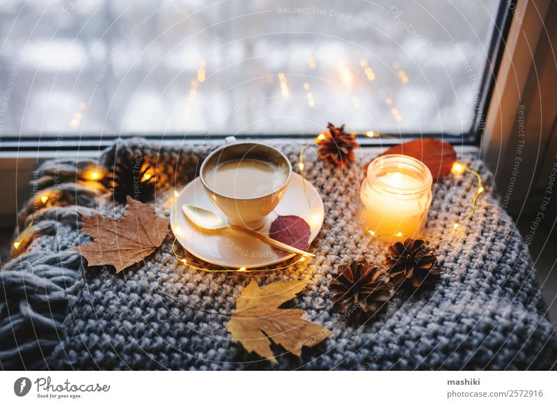 gemütlicher Winter- oder Herbstmorgen zu Hause Frühstück Kaffee Lifestyle Erholung Tisch Küche Zeitung Zeitschrift Wetter Wärme Kerze Metall heiß modern