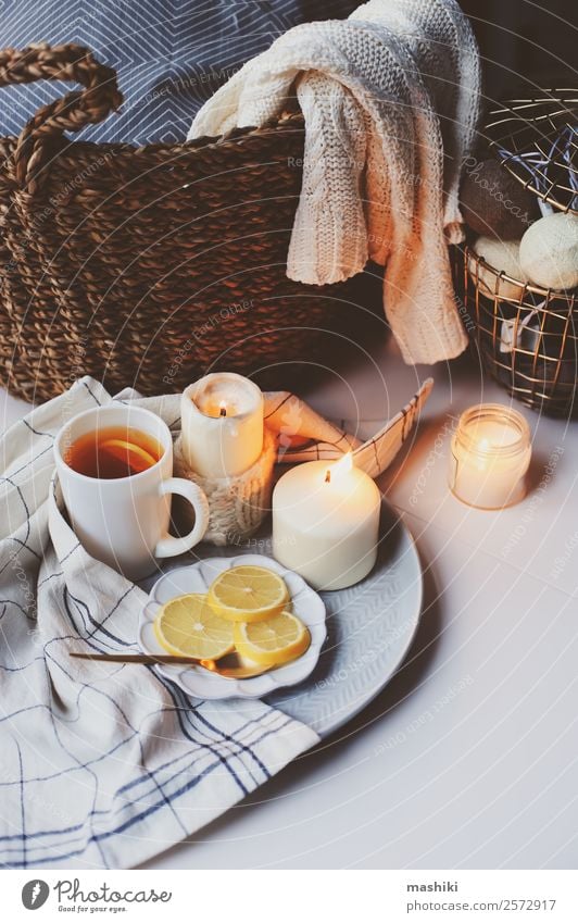 Gemütlicher Wintermorgen zu Hause. Heißer Tee mit Zitrone Löffel Design Erholung Dekoration & Verzierung Küche Wärme Pullover Kerze Metall heiß modern weiß