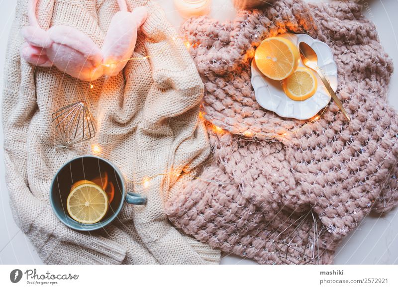 Gemütlicher Wintermorgen zu Hause Tee Löffel Design Erholung Dekoration & Verzierung Küche Wärme Pullover Pelzmantel Schal Kerze Metall heiß modern rosa weiß