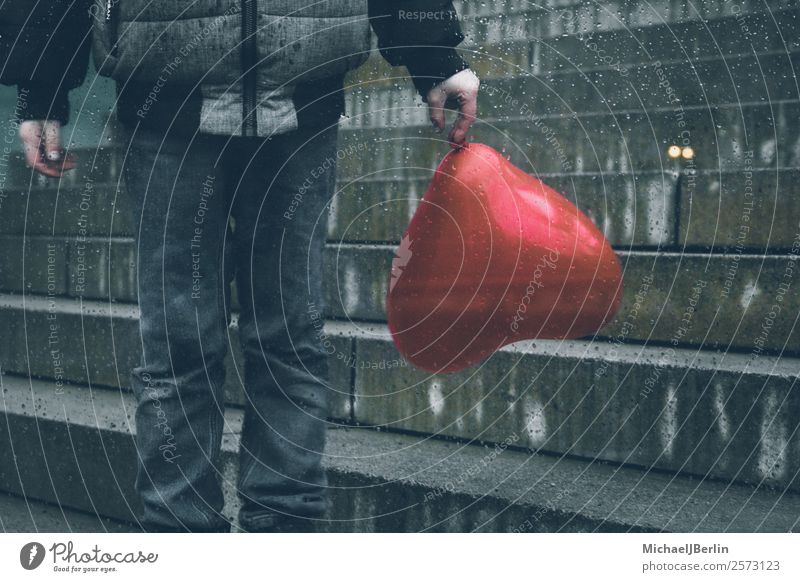 Junge hält roten Luftballon in Herz Form Kind Mensch maskulin 1 8-13 Jahre Kindheit Liebe Coolness Stadt Treppe modern Grunge dunkel moody dreckig nass Ballone