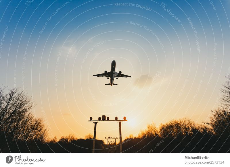 Flugzeug über Signalanlagen in Anflug auf Flughafen Ferien & Urlaub & Reisen dunkel international Sonnenuntergang Güterverkehr & Logistik Verkehr