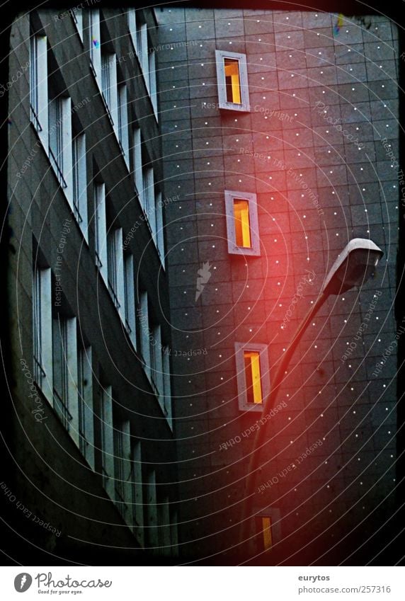 118# Stadt Stadtzentrum Hochhaus Gebäude Fassade dunkel stagnierend Straßenbeleuchtung Farbfoto Außenaufnahme Lomografie Holga Kunstlicht Lichterscheinung