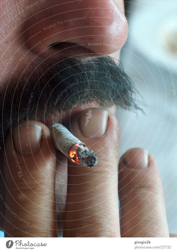 smoke Mann maskulin Zigarette ungesund Oberlippenbart Bart Finger Rauch Rauchen Nase