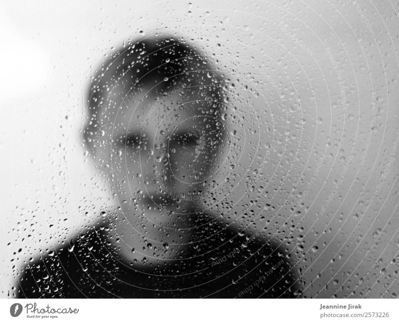 Jungenportrait mit Regentropfen maskulin Kindheit Jugendliche Wassertropfen Blick warten trist Schutz Traurigkeit Enttäuschung Einsamkeit Senior Angst Identität