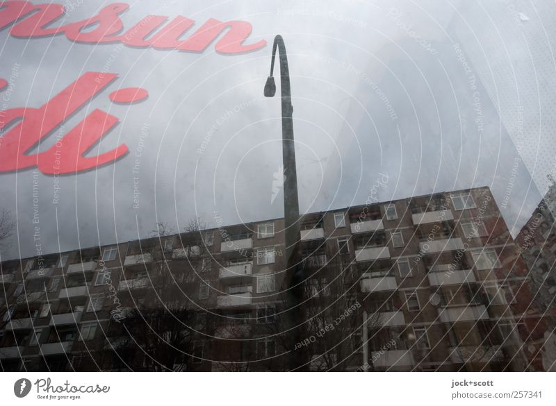 Detail von Fassade auf der Glasscheibe Handel Typographie Himmel schlechtes Wetter Kreuzberg Stadthaus Schriftzeichen dunkel grau Laternenpfahl Ladengeschäft
