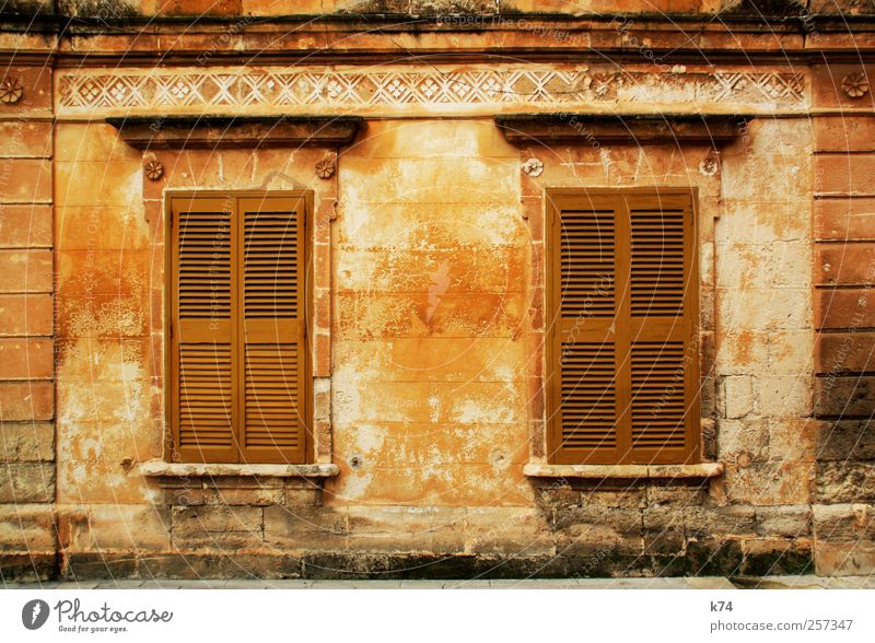 frágil Haus Fassade Fenster alt dreckig braun gelb gold Verfall Vergänglichkeit Häusliches Leben geschlossen Fensterladen Klassizismus Nostalgie Farbfoto