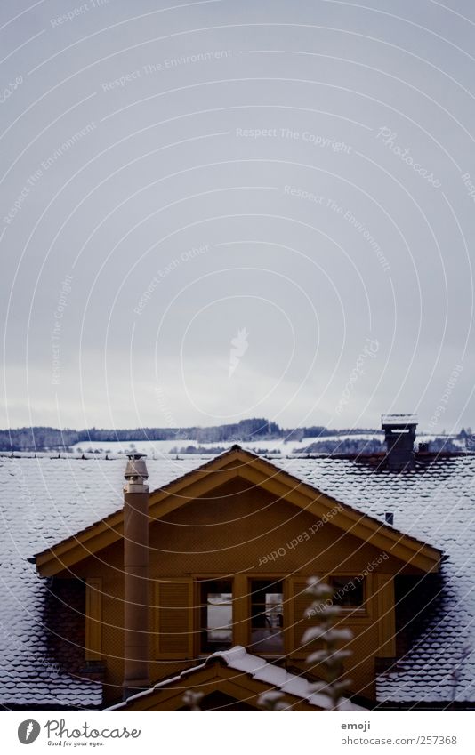 Innen ist es warm Himmel Winter Schnee Haus Einfamilienhaus Dach Schornstein dunkel kalt Außenaufnahme Dachgiebel Farbfoto Menschenleer Textfreiraum oben