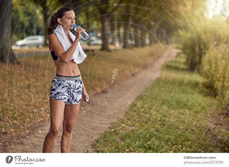 Junge sportliche Frau, die Wasser aus der Flasche trinkt. Sport Erwachsene 1 Mensch 18-30 Jahre Jugendliche Park Fitness Training jung üben Gesundheit Athlet