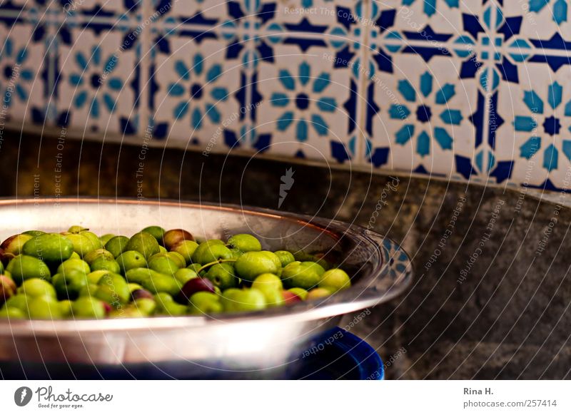 Grüne Oliven Lebensmittel Vegetarische Ernährung mediterran Geschirr Schalen & Schüsseln authentisch hell grün Farbfoto Innenaufnahme Menschenleer