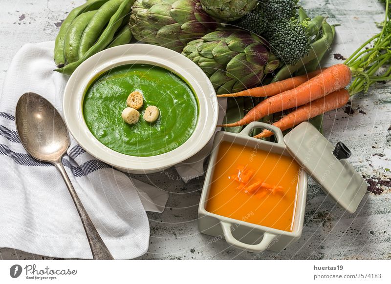 Grüne Gemüse-Sahne-Suppe Lebensmittel Eintopf Mittagessen Abendessen Vegetarische Ernährung Diät Gesunde Ernährung Kunst lecker natürlich grün orange Entzug