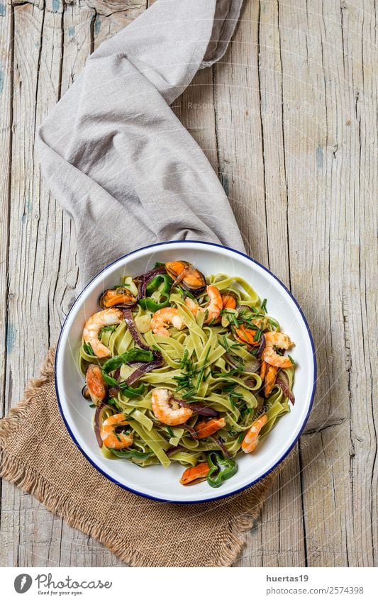 Grüne Tagliatelle mit Meeresfrüchten Lebensmittel Gemüse Brot Italienische Küche Teller Gabel Stil Design Tisch Gastronomie Muschel frisch Gesundheit lecker