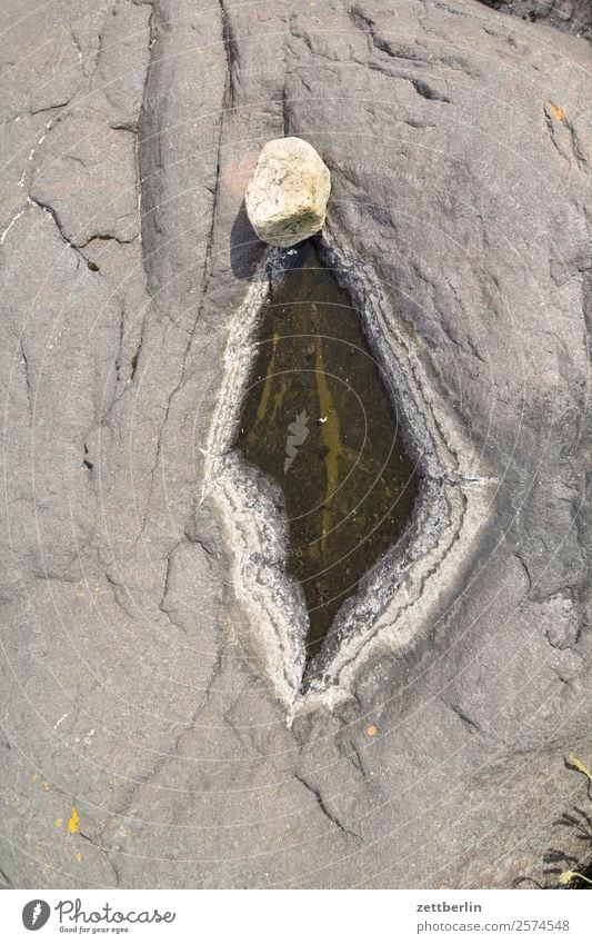 Rhombisch geformte Pfütze mit G-Stein Felsen Loch Wasserstelle Wasserstand Granit Genitalsystem Geschlecht Sex Sexualität Frau feminin Pubertät Scheide vulva