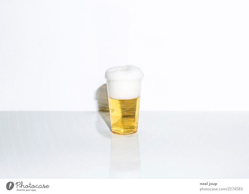 Longdrink –II- Getränk Bier Plastikbecher elegant Bar Cocktailbar trinken Feste & Feiern einfach Flüssigkeit frisch Billig hell kalt gelb weiß Einsamkeit