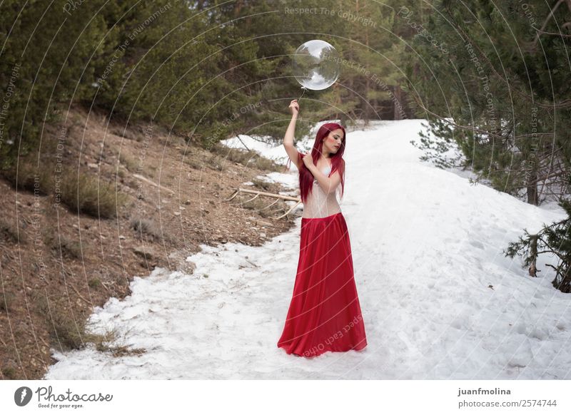 Rothaariges Mädchen im Schnee mit einer Kugel schön Körper Mensch feminin Frau Erwachsene 18-30 Jahre Jugendliche Landschaft Winter Eis Frost Baum Wald rot weiß