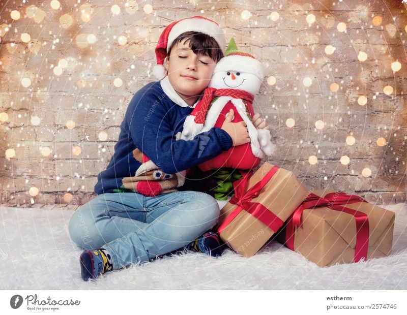 Glückliches Kind an Heiligabend Lifestyle Freude Winter Feste & Feiern Weihnachten & Advent Silvester u. Neujahr Mensch maskulin Kleinkind Kindheit 1 8-13 Jahre