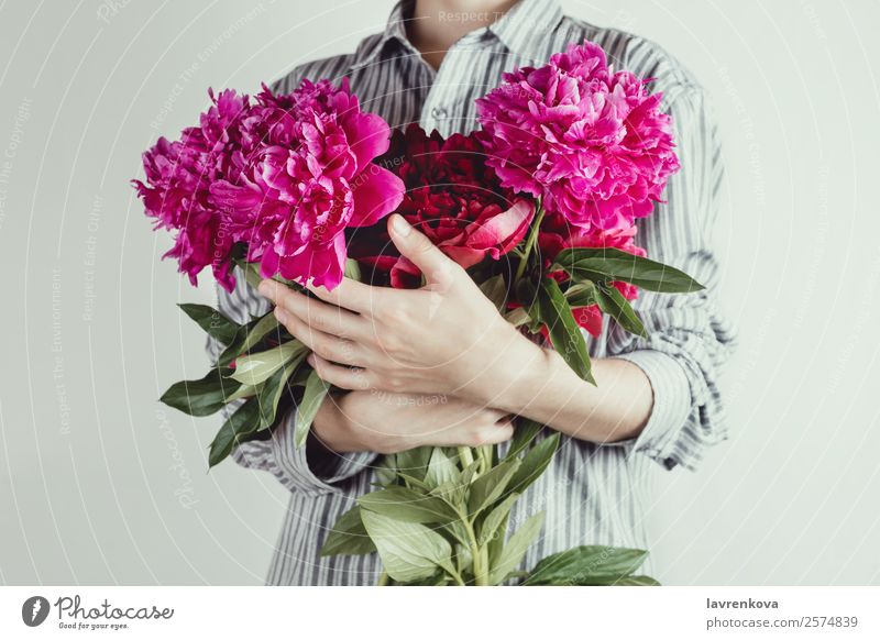 Porträt einer Frau mit Blumenstrauß violett purpur Pfingstrose Hochzeit Geschenk Romantik Hemd Feste & Feiern feminin Halt Hand gesichtslos Blütenblatt Sommer