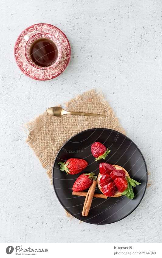 Köstlicher hausgemachter Erdbeerkuchen Lebensmittel Dessert Süßwaren Teller Geburtstag Gastronomie Gesundheit lecker Pasteten Erdbeeren gebastelt Ei Hintergrund