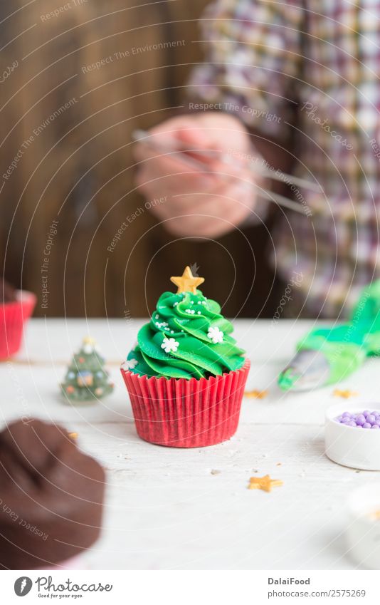 Herstellung von Muffins für die Weihnachtszeit backen Kasten Butter Backwaren Süßwaren Feste & Feiern Weihnachten & Advent Sahne Cupcake Dekoration & Verzierung