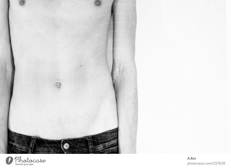 Grau-Weiss Mensch Junger Mann Jugendliche Körper Rücken Oberkörper 1 dünn hell Schwarzweißfoto Studioaufnahme Textfreiraum rechts Kunstlicht Zentralperspektive