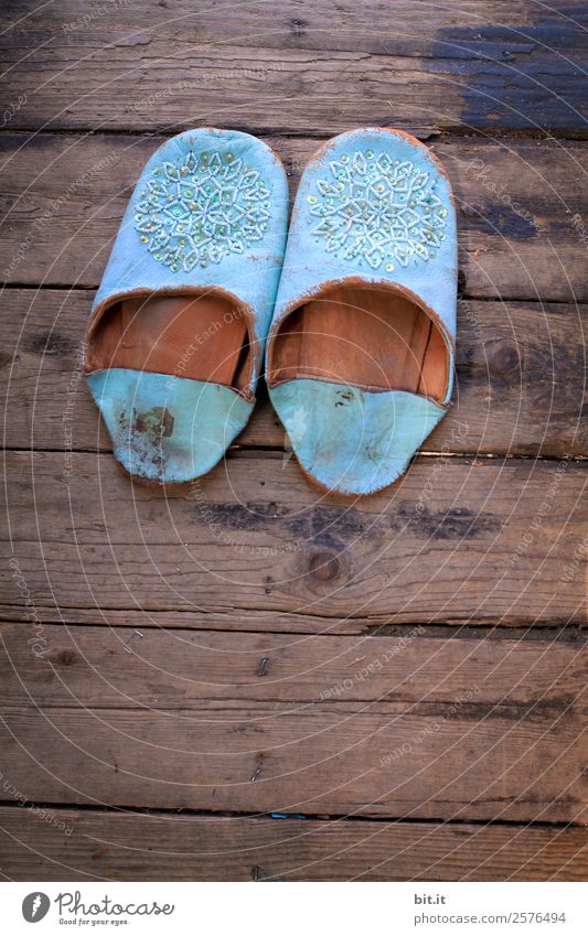Verlassen | bin unterwegs... Leder Schuhe Hausschuhe blau braun ruhig bequem Hüttenferien Holz Holzplatte Holzfußboden Einsamkeit Marokko Unbewohnt Farbfoto