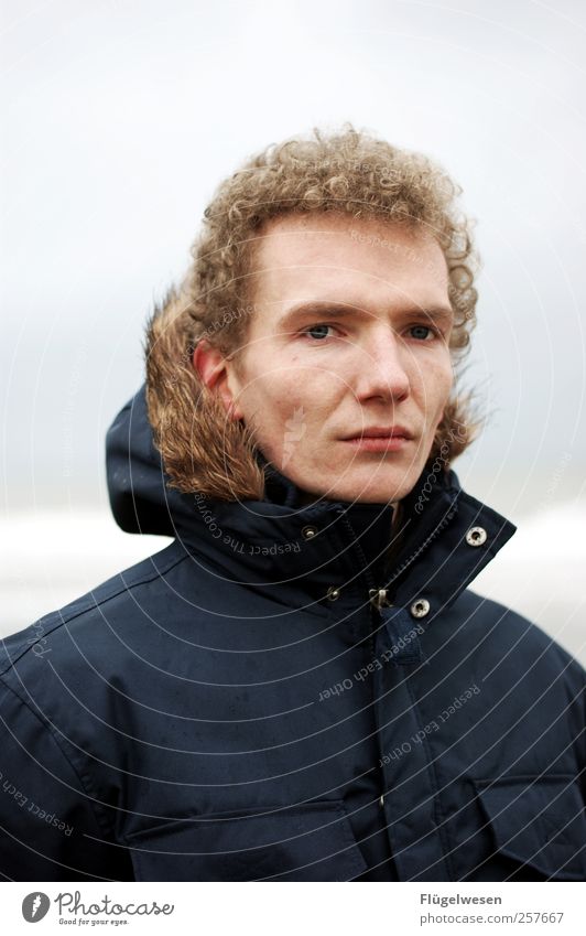 Was bringt 2012? Lifestyle schön Haare & Frisuren maskulin Junger Mann Jugendliche Erwachsene Mensch Wolken Klimawandel schlechtes Wetter Strand Nordsee Ostsee