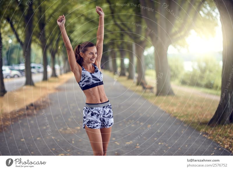 Junge sportliche Frau jubelt Freude Glück schön Körper Zufriedenheit Feste & Feiern Sport Erfolg Erwachsene 1 Mensch 18-30 Jahre Jugendliche Natur Landschaft
