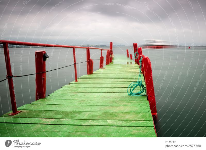 die kleine Fähre Landschaft Wolken Horizont Sommer Meer Schifffahrt fahren grau grün rot Anlegestelle Steg Seil Farbfoto Außenaufnahme Textfreiraum links