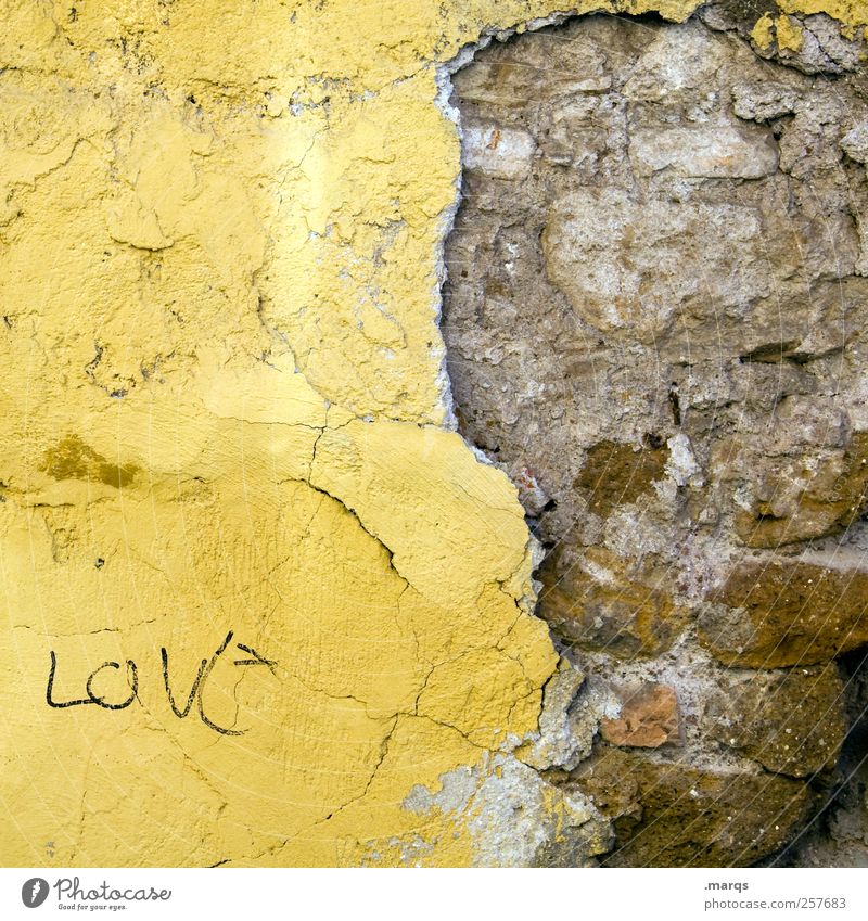 Love Mauer Wand Fassade Schriftzeichen alt kaputt gelb Liebe Verliebtheit Farbe Leben Backsteinwand Hinweis Farbfoto Außenaufnahme Nahaufnahme