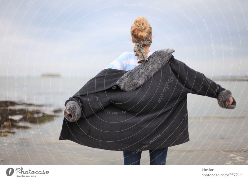 Jacke im Winterwind Mensch feminin Junge Frau Jugendliche Leben Körper 1 18-30 Jahre Erwachsene Medien Natur Landschaft Luft Wasser Herbst bevölkert Mode