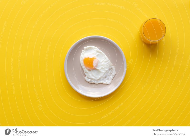 Spiegelei und Orangensaft Lebensmittel Ernährung Frühstück Mittagessen Diät Getränk Saft Teller frisch Gesundheit gut hell lecker gelb obere Ansicht