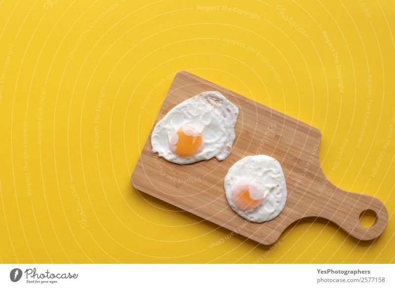 Frittierte Eier auf einem Schneidebrett Lebensmittel Ernährung Frühstück Mittagessen Diät Teller frisch Gesundheit hell lecker süß Wärme gelb obere Ansicht