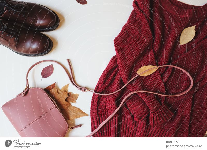 Satz von saisonalen Herbstmode Frauenkleidung kaufen Reichtum Stil Winter feminin Erwachsene Blatt Mode Bekleidung Pullover Accessoire Schuhe Stiefel Sammlung
