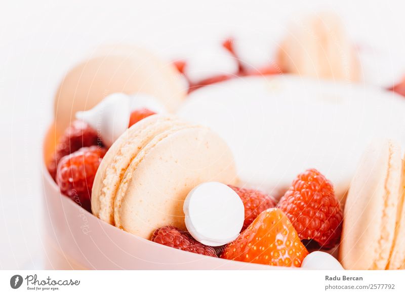 Makronen und Erdbeeren Geburtstagskuchen Macaron Hintergrundbild Franzosen Dessert mehrfarbig Lebensmittel süß lecker weiß rosa Biskuit Snack Konfekt Frankreich
