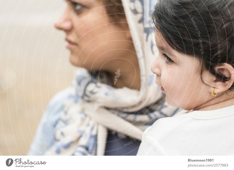 Junge muslimische Mutter hält ein kleines Baby im Außenbereich. Lifestyle Leben Kindererziehung Frau Erwachsene Eltern Familie & Verwandtschaft Kindheit 2