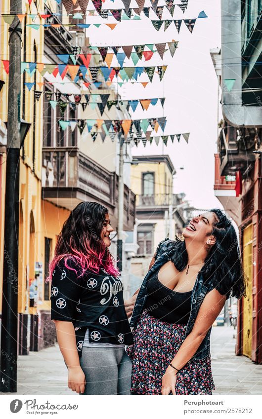 Porträt schöner molliger kaukasischer Frauen auf der Straße Freude Glück Erwachsene Landschaft Brille brünett blond Lächeln stehen niedlich weiß selbstbewußt