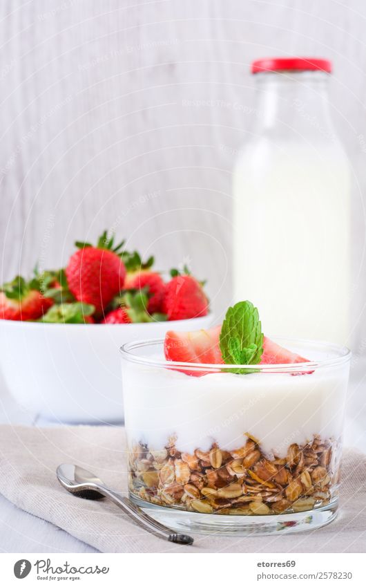 Joghurt mit Getreide und Erdbeeren Zerealien Frühstück Müsli Frucht Gesundheit Gesunde Ernährung Glas Vegetarische Ernährung Mahlzeit reif Beeren Milch Dessert