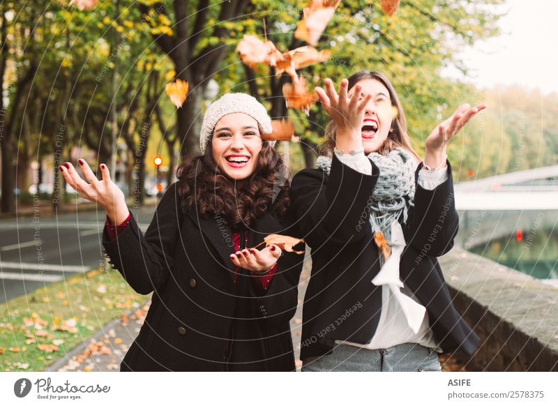 Mädchen verrückt nach Herbst Lifestyle Freude Glück schön Frau Erwachsene Freundschaft Jugendliche Blatt Mode Schal Lächeln lachen Coolness Zusammensein trendy