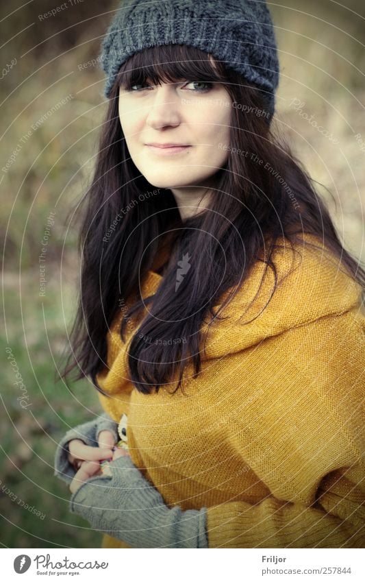 direkt feminin Junge Frau Jugendliche 1 Mensch 18-30 Jahre Erwachsene Pullover Mütze schwarzhaarig brünett ästhetisch Farbfoto Außenaufnahme Tag