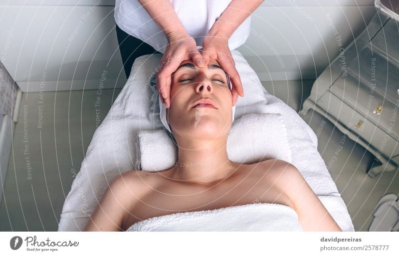 Frau in der Gesichtsbehandlung im Klinikum schön Körper Haut Gesundheitswesen Behandlung Medikament Wellness Erholung Spa Massage Arzt Mensch Erwachsene Hand