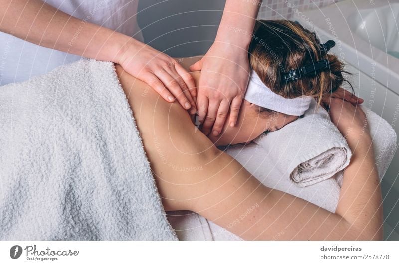 Frau erhält Nackenmassage im Klinikum Glück schön Körper Haut Gesundheitswesen Behandlung Medikament Wellness Erholung Spa Massage Arzt Mensch Erwachsene Hand