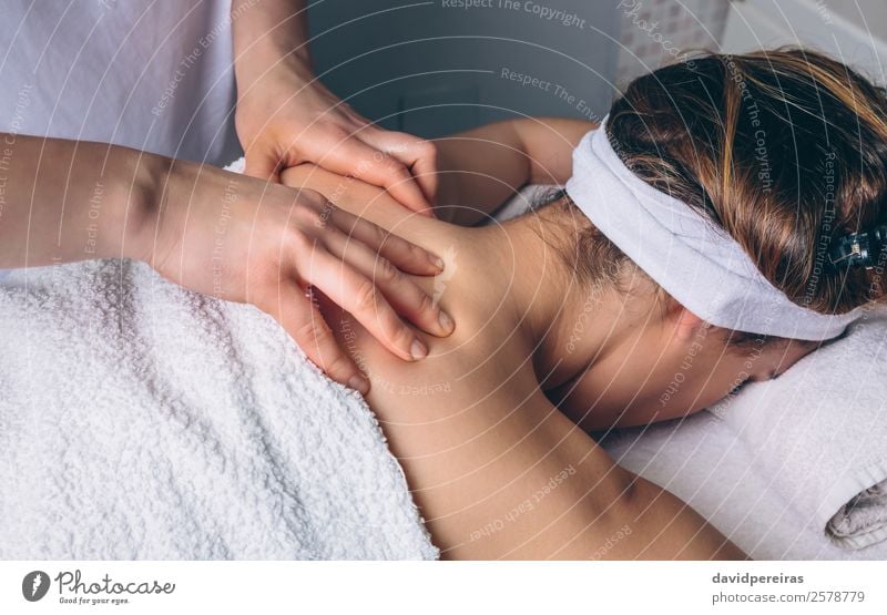 Frau erhält Rückenmassage im Klinikum Glück Körper Haut Gesundheitswesen Behandlung Medikament Wellness Erholung Spa Massage Arzt Mensch Erwachsene Hand liegen