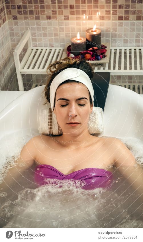 In der Wanne liegende Frau bei der Hydrotherapie-Behandlung schön Körper Gesundheitswesen Wellness Erholung Spa Freizeit & Hobby Badewanne Mensch Erwachsene