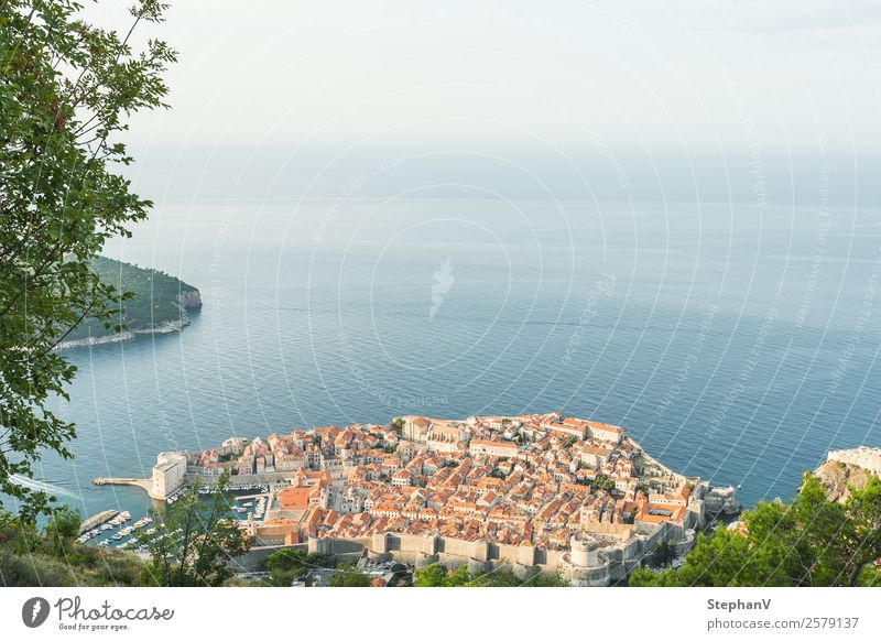 Dubrovnik von oben Ferien & Urlaub & Reisen Tourismus Ferne Sightseeing Städtereise Sommer Sommerurlaub Meer Insel Wellen Kroatien Europa Stadt Hafenstadt