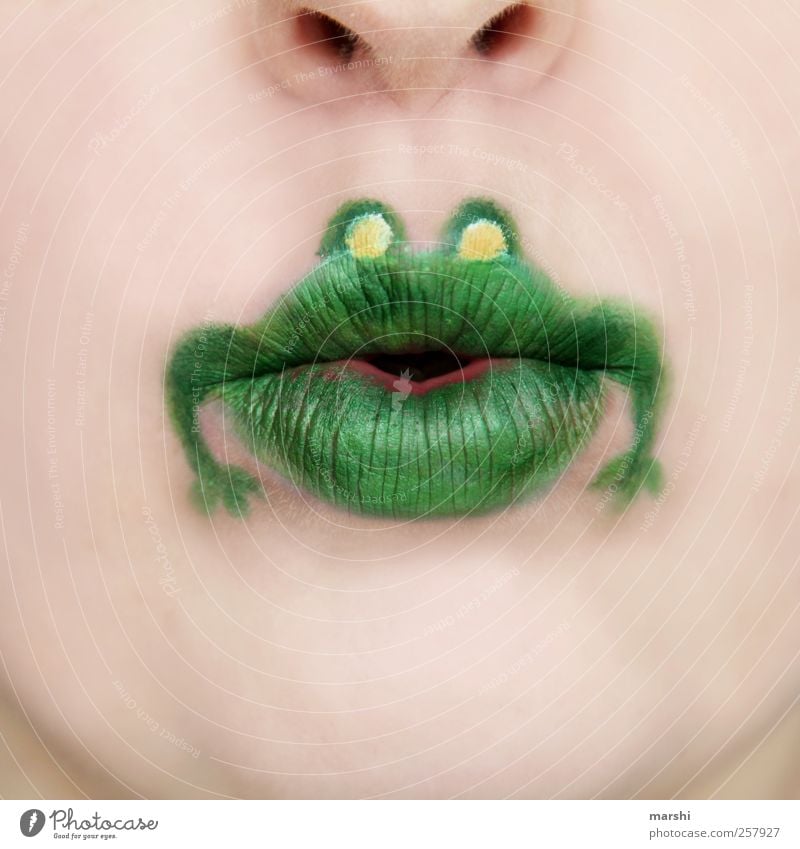 quak Mensch Haut Gesicht Mund Lippen Tier Frosch Tiergesicht 1 grün Schminke angemalt lustig Lippenstift hellhäutig Froschauge Farbfoto Innenaufnahme spaßig