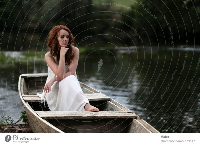 Junge Frau sitzt im Boot Porträt Jugendliche Mädchen sitzen Wasserfahrzeug attraktiv schön Beautyfotografie dramatisch Erwachsene Mensch Mode Model Natur