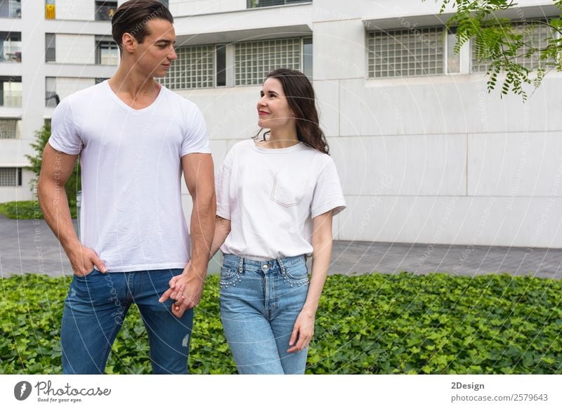 Junges, schönes Paar, das in Jeans und T-Shirt posiert. Lifestyle Stil Glück Frau Erwachsene Mann Freundschaft 2 Mensch 18-30 Jahre Jugendliche Mode Bekleidung