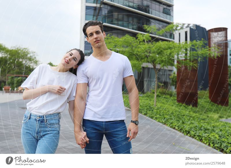Junges, schönes Paar, das in Jeans und T-Shirt posiert. Lifestyle Stil Glück Frau Erwachsene Mann Freundschaft 2 Mensch 13-18 Jahre Jugendliche Mode Bekleidung