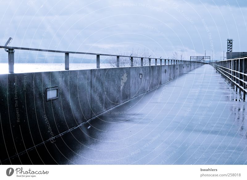 Lichtblicke Stadt Menschenleer Brücke Fußgänger Hafen Einsamkeit Bodensee See Regenwasser nass Brückengeländer blau-grau Ferne Gedeckte Farben Außenaufnahme Tag