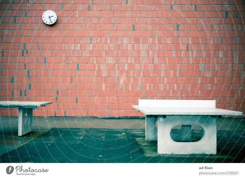 playground Sport Tischtennis Schulhof Uhr Menschenleer Platz Gebäude Architektur Mauer Wand trist Traurigkeit Farbfoto Textfreiraum oben Totale