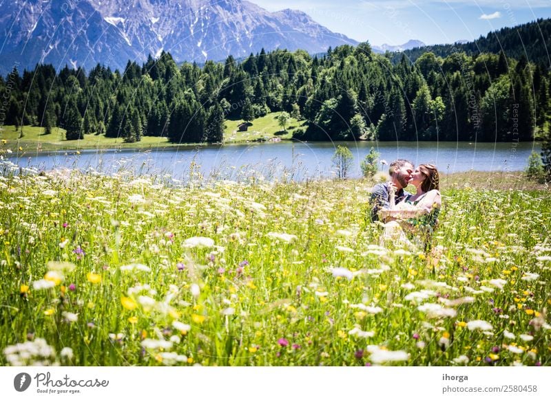 glückliche Liebhaber im Urlaub in den Alpenbergen Abenteuer Hintergrund schön heiter Landschaft Paar Europa Frau Feld Blume Wald Mädchen grün Hände Fröhlichkeit